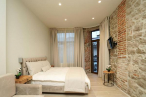 MONOPATI HOUSE